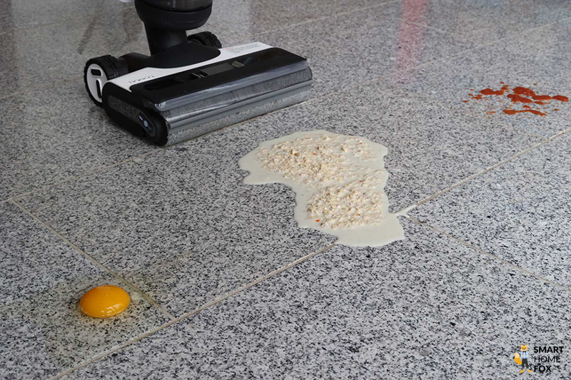 Tineco Wischsauger vor verschiedenen Arten von Schmutz.